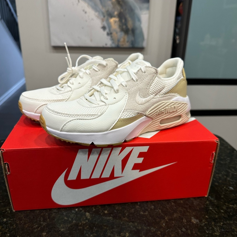 NEW Women’s Nike Air Max Excee Sneakers Gym Shoes Sail Gold Size 9.5